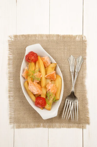 Французька картопля з лосось, помідори та кропу — стокове фото