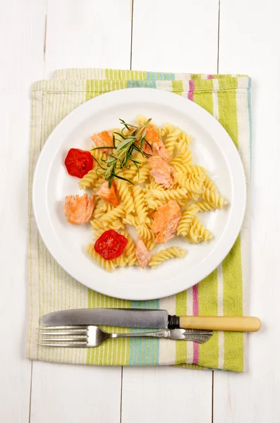 Nudeln mit gegrilltem Wildlachs, Tomaten und Rosmarin — Stockfoto