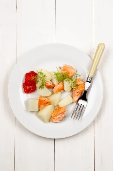Kızarmış som balığı, domates ve dereotu ile haşlanmış patates — Stok fotoğraf