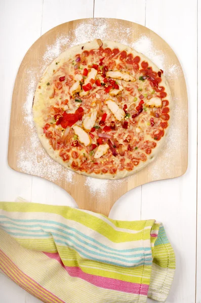 Holzbrett mit Huhn, roter Zwiebel und scharfer Chili-Pizza — Stockfoto