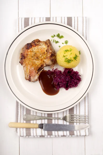 Côtelette de porc au chou rouge, sauce et boulette de pomme de terre — Photo