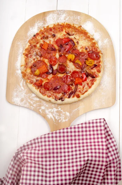 Steen gebakken pizza op houten bord — Stockfoto