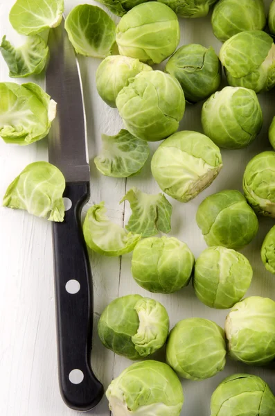 Brüksel lahanası ve mutfak bıçağı — Stok fotoğraf