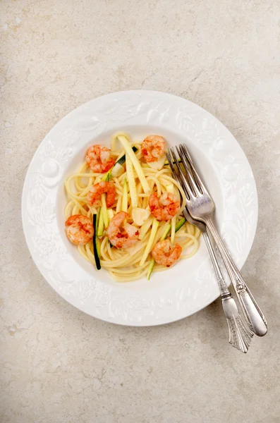 Espaguetis con tiras de calabacín, gártaros y gambas —  Fotos de Stock