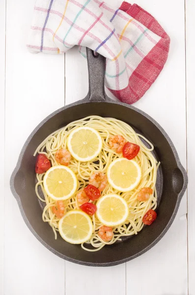 Spaghetti con gamberi, pomodoro e limone — Foto Stock