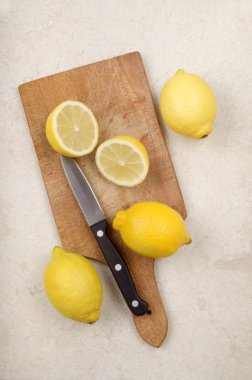 limon ve bir ahşap tahta üzerinde bıçak