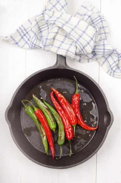 Chili verde e vermelho grelhado — Fotografia de Stock