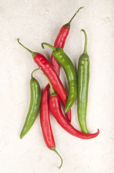 Groene en rode chili peper — Stockfoto
