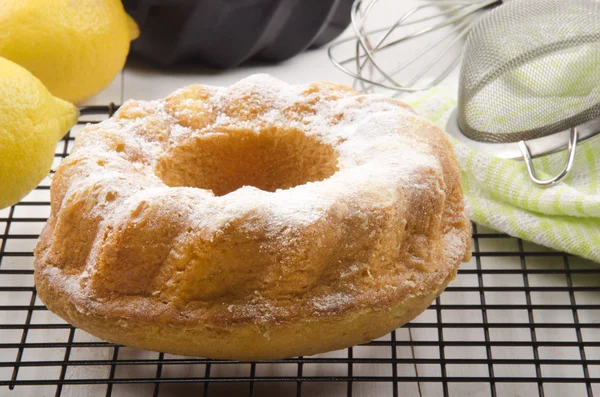 Hemgjorda citron gugelhupf med florsocker — Stockfoto