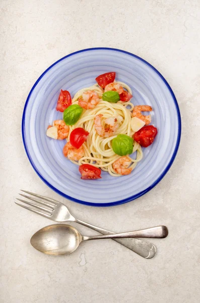 Креветки со спагетти на тарелке — стоковое фото