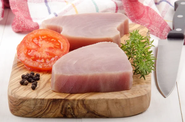 Ahşap tahta üzerinde ham ton balığı filetosu — Stok fotoğraf