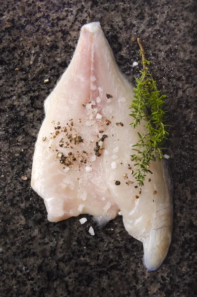 Филе морского леща со смесью специй на мраморной поверхности — стоковое фото