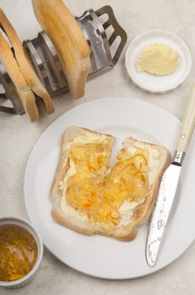 Desayuno inglés con tostadas y mermelada de naranja — Foto de Stock