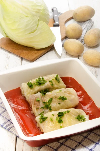 Cabbage rolls filled with minced meat, parsley and tomato sauce — Stock Photo, Image