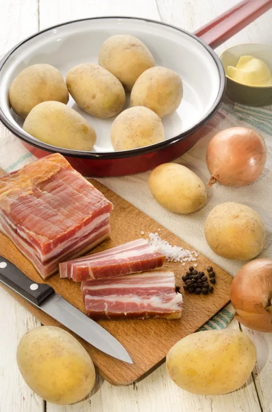 Ingredientes para fazer batatas fritas — Fotografia de Stock