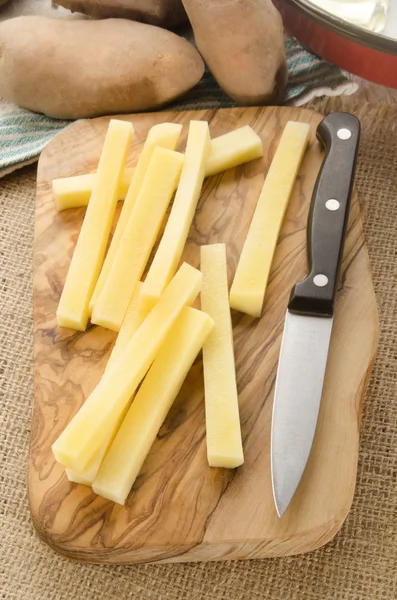 Huisgemaakte frieten op houten bord — Stockfoto