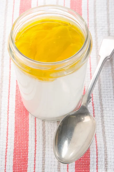 Miel d'acacia sucré au yaourt dans un verre — Photo