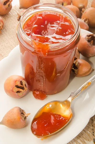 Rose hip gelei in een glas — Stockfoto