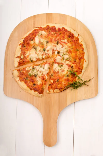 Pizza domates sosu ve mozzarella ile — Stok fotoğraf