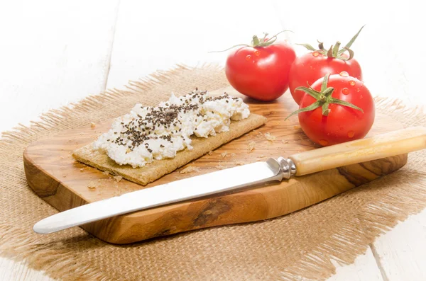 코 티 지 치즈와 chia 종자 바삭바삭한 빵 — 스톡 사진