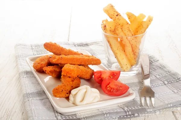 Pepitas de frango empanadas com maionese e tomate — Fotografia de Stock