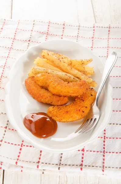 Pommes frites med ketchup och panerad kyckling nuggets — Stockfoto