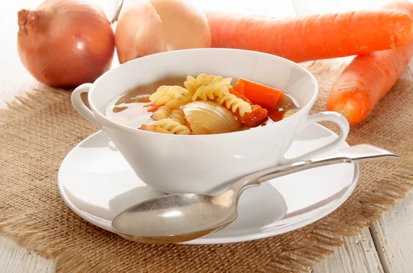 Havuç, soğan ve erişte ile sebze çorbası — Stok fotoğraf