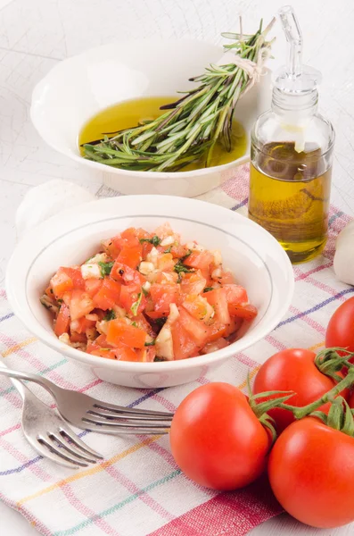 Salada de tomate com cebola, alho, alecrim e azeite — Fotografia de Stock