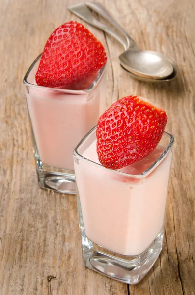 Fragole e yogurt in un bicchiere — Foto Stock