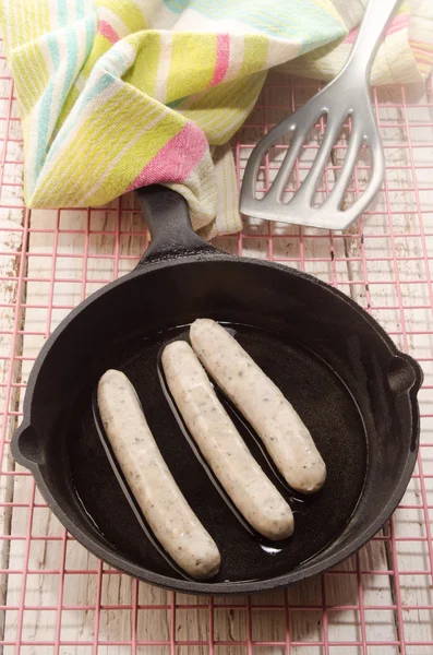 Würzige Wurst in einer gusseisernen Pfanne — Stockfoto