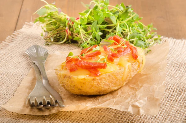 Patate al forno con formaggio, pancetta e basilico dolce — Foto Stock