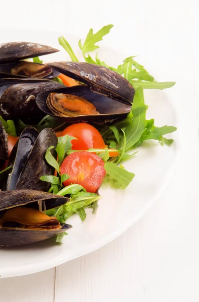 Mussel dish with rocket salad and cherry tomatoes — Stock Photo, Image