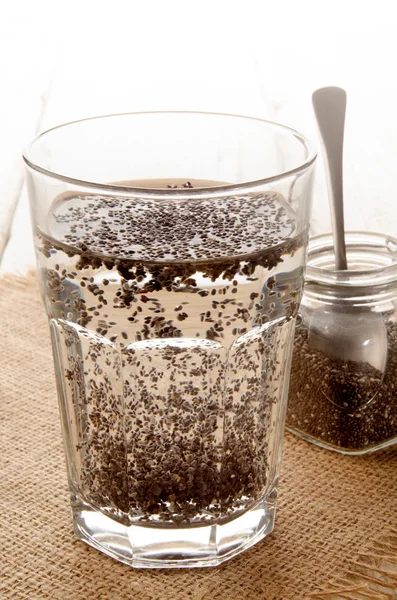 Boisson saine avec de l'eau et des graines de chia — Photo