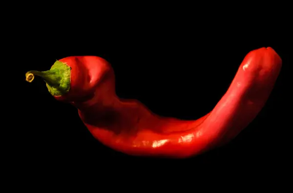 Frischer roter Paprika auf schwarzem Hintergrund — Stockfoto