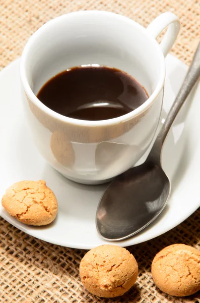 Nybrygget espresso i kopp og kjeks – stockfoto