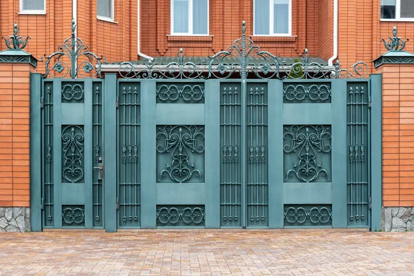 Puertas Hierro Forjado Con Puertas Fachada Casa — Foto de Stock