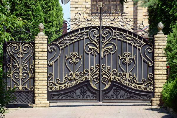 Forged gates and gate. — Stock Photo, Image