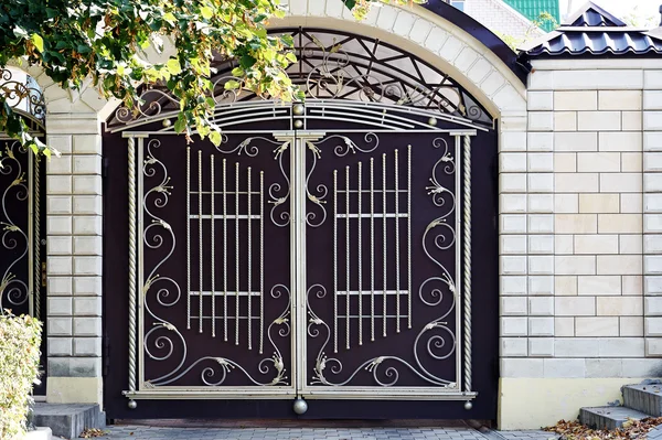 Puerta de hierro forjado en el arco . — Foto de Stock