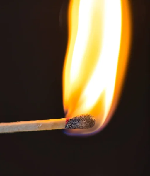 Fósforo está queimando quente no preto — Fotografia de Stock