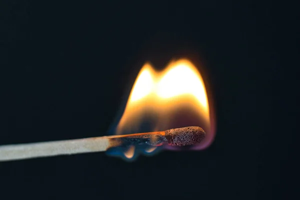 Fósforo está queimando quente no preto — Fotografia de Stock