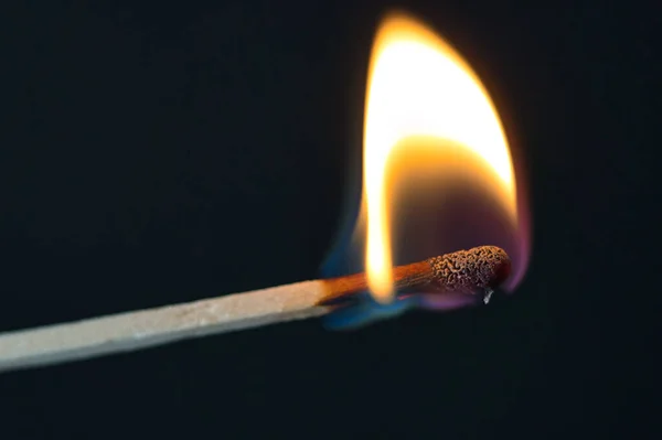 Fósforo está queimando quente no preto — Fotografia de Stock