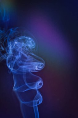 Mavi ve siyah arkaplanda dumanlı bulutlar