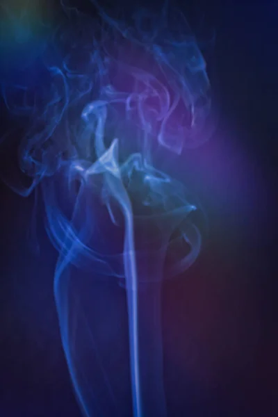 Καπνιστά σύννεφα σε μπλε και μαύρο φόντο — Φωτογραφία Αρχείου