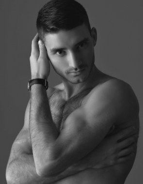 Seksi çocuk studio ve kameraya bakıyor