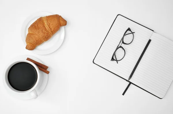 Café y copos por la mañana o en el trabajo — Foto de Stock