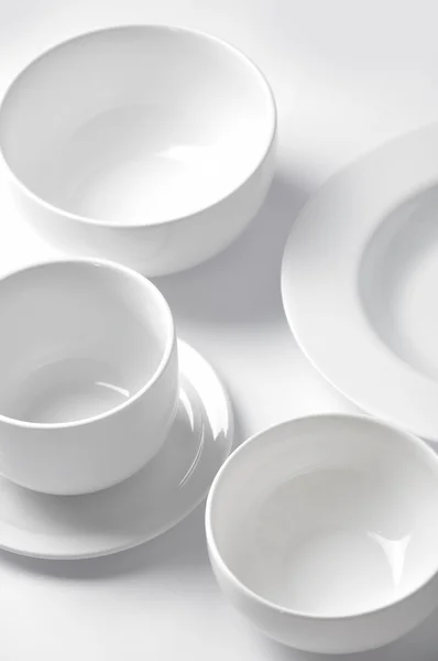 Чистая посуда на белом Стоковое Фото
