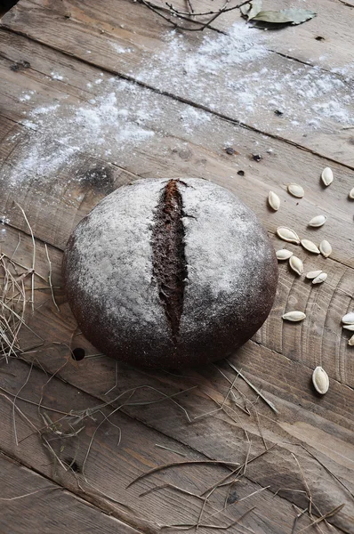 Frisches Retro-Vintage-Brot auf dem Holz — Stockfoto