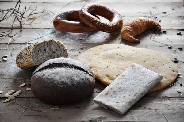 Pão vintage retro fresco na madeira — Fotografia de Stock