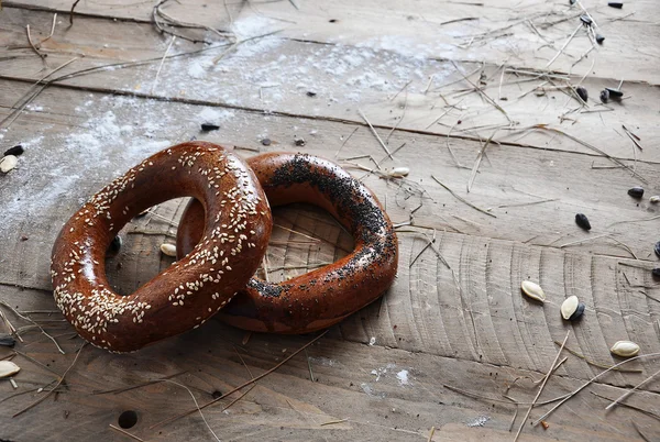 Croissant på en trä yta med mjölk — Stockfoto