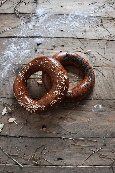 Croissant op een houten oppervlak met melk — Stockfoto